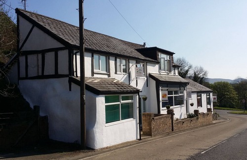 Llandegla Apartment | Large Holiday Let Suitable for Families, Groups. Sleeps up to TEN. Games room.