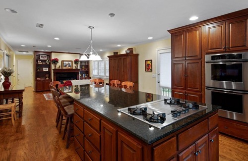 Dothan House | ★ Large Home ★ Centrally Located - Charming Stay