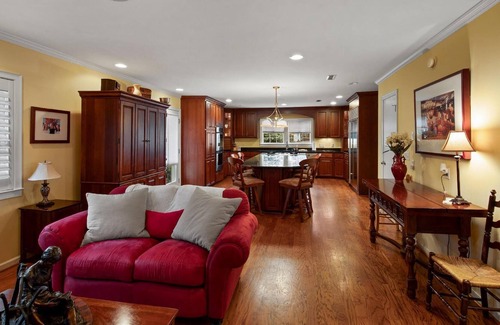 Dothan House | ★ Large Home ★ Centrally Located - Charming Stay