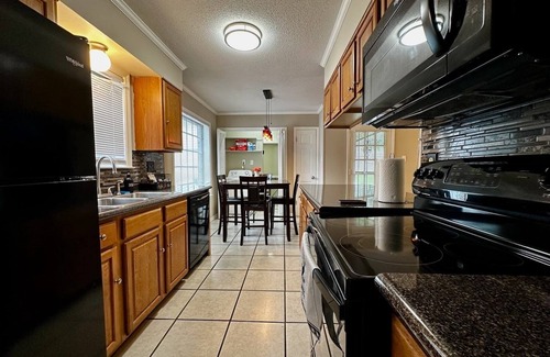 Whitehaven House | Large Home For Big Groups in Southhaven Memphis