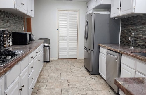 College Station House | Large home sleeps 15, close to campus with hot tub and more!