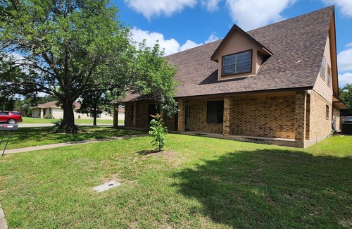 College Station House | Large home sleeps 15, close to campus with hot tub and more!
