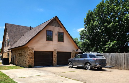 College Station House | Large home sleeps 15, close to campus with hot tub and more!