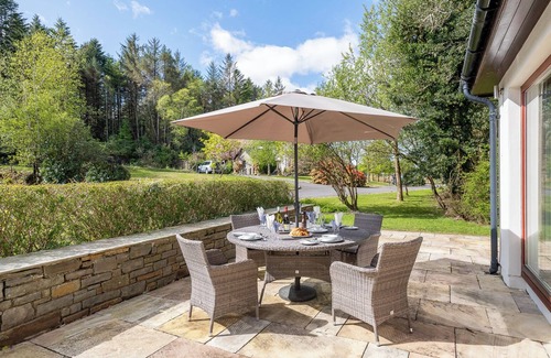 Kenmare House | Large home to sleep 8 in Kenmare. Free use of pool onsite