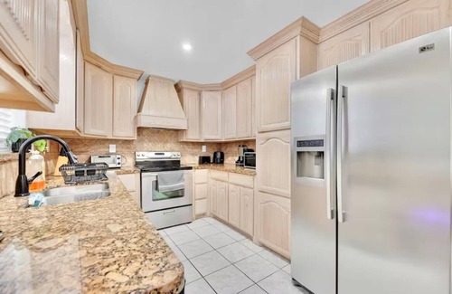 McAllen House | Large House in Peaceful McAllen. Large Pool, 10th/Trenton. Perfect Location