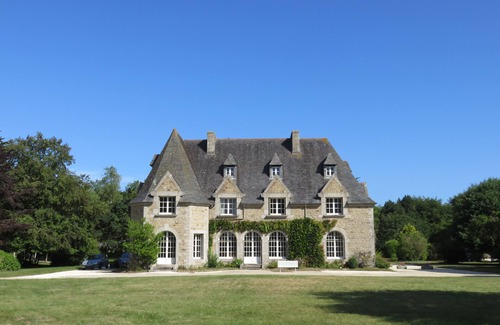 Plouescat House | Large house in private park, walking distance to the sea, sleeps 15