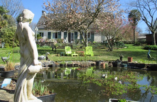 Calan House | Large house of 185 m², terrace, large garden with trees and flowers bordered by a stream.