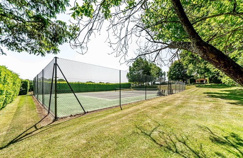 Woolbeding House | Large House With Tennis Court and Games Room!