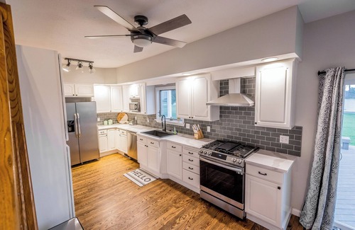 North East Other | Large Lakeside Farmhouse Vineyard Escape in the heart of wine country!