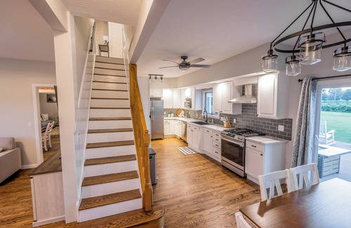 North East Other | Large Lakeside Farmhouse Vineyard Escape in the heart of wine country!