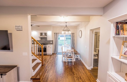 North East Other | Large Lakeside Farmhouse Vineyard Escape in the heart of wine country!