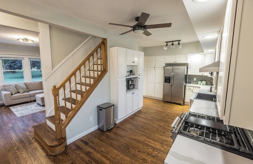 North East Other | Large Lakeside Farmhouse Vineyard Escape in the heart of wine country!