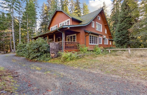 Ashford House | Large Lodge at Rainier Lodge 0,4 m from entrance cabin