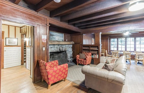Ashford House | Large Lodge at Rainier Lodge 0,4 m from entrance cabin