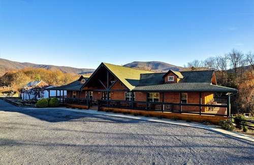 Stanley Cabin | Large Log Cabin Near Luray Shenandoah National Park Mountain View up to 30 GUEST