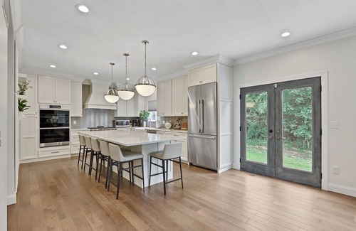 Arnold House | Large Luxury 5-bedroom house in charming St. Louis, MO with amazing bathrooms!