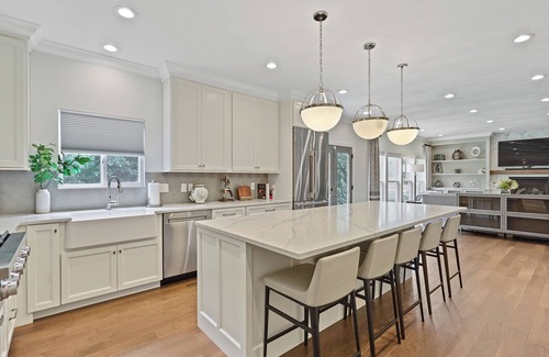 Arnold House | Large Luxury 5-bedroom house in charming St. Louis, MO with amazing bathrooms!