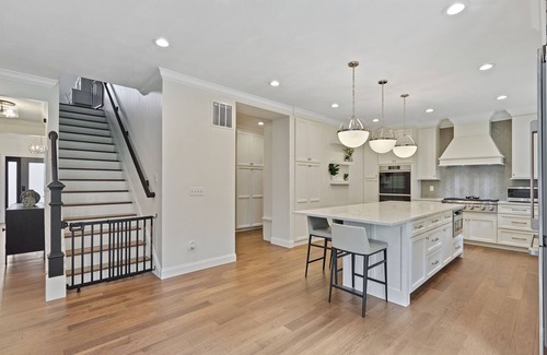 Arnold House | Large Luxury 5-bedroom house in charming St. Louis, MO with amazing bathrooms!