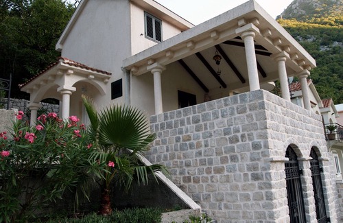Morinj Villa | Large Luxury Villa overlooking the Bay with barbeque and garden
