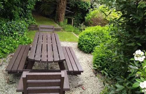 Canford Cliffs House | LARGE MANOR HOUSE which SLEEPS 16 in Branksome Park - HB4638