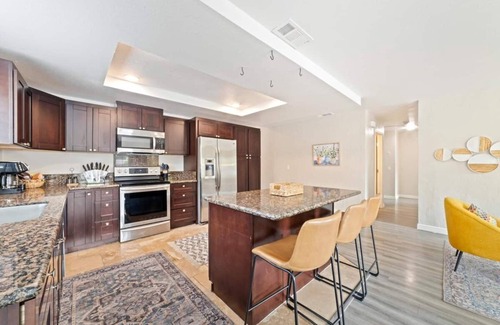 Citrus Heights House | Large Modern 4B2B * King bed *Pool * 70"TV