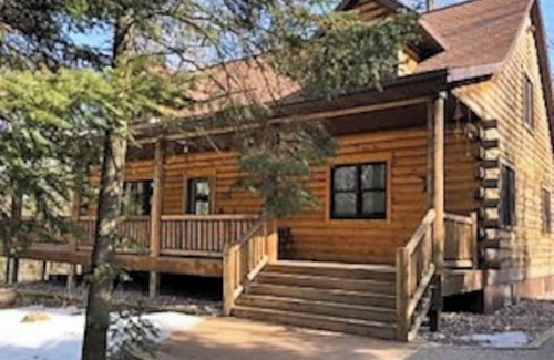 Crivitz Cabin | Large, modern cabin in enjoyable Crivitz, WI. Sleeps up to 14.