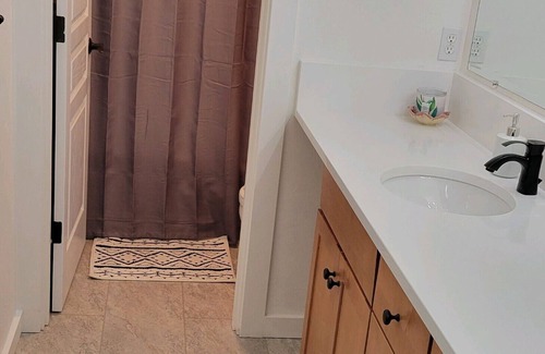 Eugene House | Large, modern, centrally-located and pet friendly home