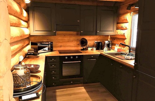 Allos Ski Chalet | Large, modern, cosy log cabin for 2 or 3 families; sleeps 12