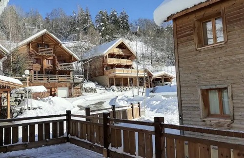 Allos Ski Chalet | Large, modern, cosy log cabin for 2 or 3 families; sleeps 12