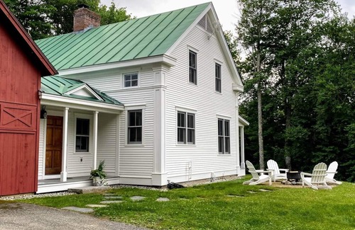 Moscow House | Large Modern Farmhouse on top of the hill! 2 Miles from Stowe Village