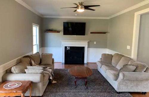 Calverton House | Large Modern House, Wine Country, Delaplane, VA