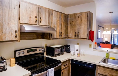 Ocala House | Large Modern Townhome 10 Miles to WEC and HItts, 1 Mile to Ocala Golf Club
