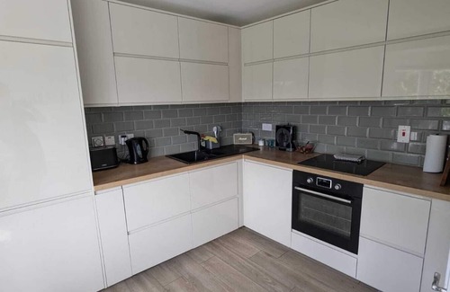 Ongar Apartment | Large, Newly updated 3BD Duplex, 20Min to Airport