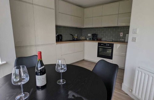 Ongar Apartment | Large, Newly updated 3BD Duplex, 20Min to Airport