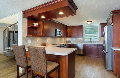 Punaluu Apartment | Large Oceanfront Haven 3 4