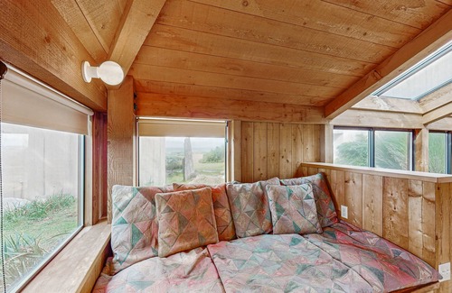 Sea Ranch House | Large oceanfront home with hot tub, shared pool, & large deck - dogs welcome