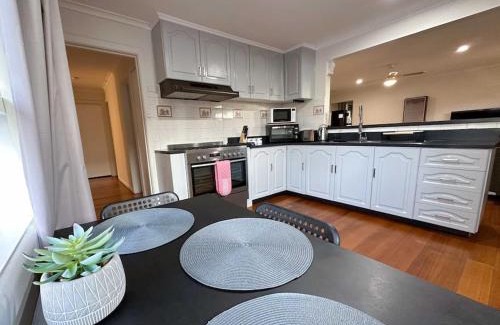 Wantirna South House | Large Peaceful 4 Bedroom Home