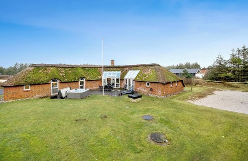 Klegod Strand Cottage | Large pool house with 6 person outdoor spa 1015