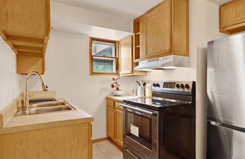 Town of Lloyd Apartment | Large Private Apt w King bed near New Paltz