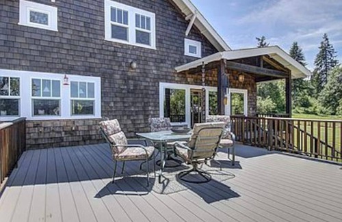 Clatskanie House | Large private home with dock on Beaver Creek. n