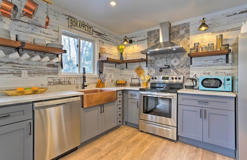 Bartonsville House | Large Private Rustic Retreat w/hot tub, fire pit, game room