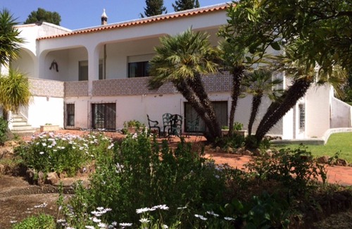 Portimao Villa | Large private villa with swimming pool, large garden, four bedrooms, lounge and dining room. Calmly