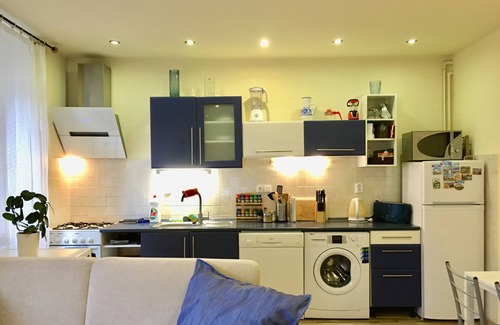 Old Town Apartment | Large-quiet-safe Apt Blue, Old Town Heart-AC+DRYER+Total Blackout+WIFI+Parking
