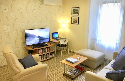 Old Town Apartment | Large-quiet-safe Apt Blue, Old Town Heart-AC+DRYER+Total Blackout+WIFI+Parking