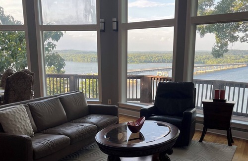 Little Rock House | Large river-view home convenient to the city, freewsys and sirport.