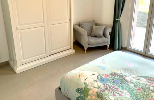 Paternopoli Apartment | Large room with private bathroom in a farmhouse with swimming pool