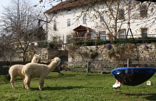Zothen Apartment | Large, rustic apartment on a farm with a view of the castle