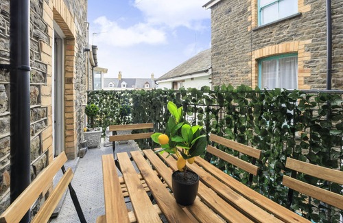Aberystwyth House | Large seafront apartment with balcony, parking and sea views
