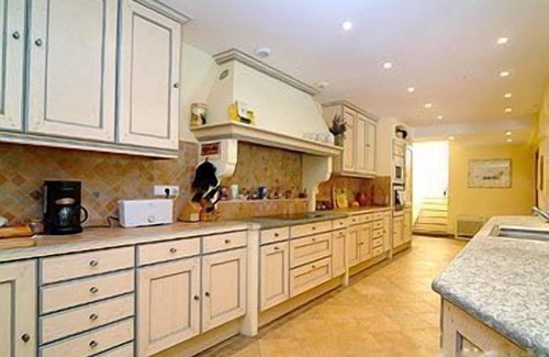 Vallauris Villa | Large, Secured Family Villa w Infinity Pool, Garden, WiFi & AC in Exclusive Area
