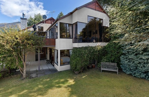 Queenstown House | Large Separate Dwelling With Panoramic Lake View 5min Walk to Queenstown Centre